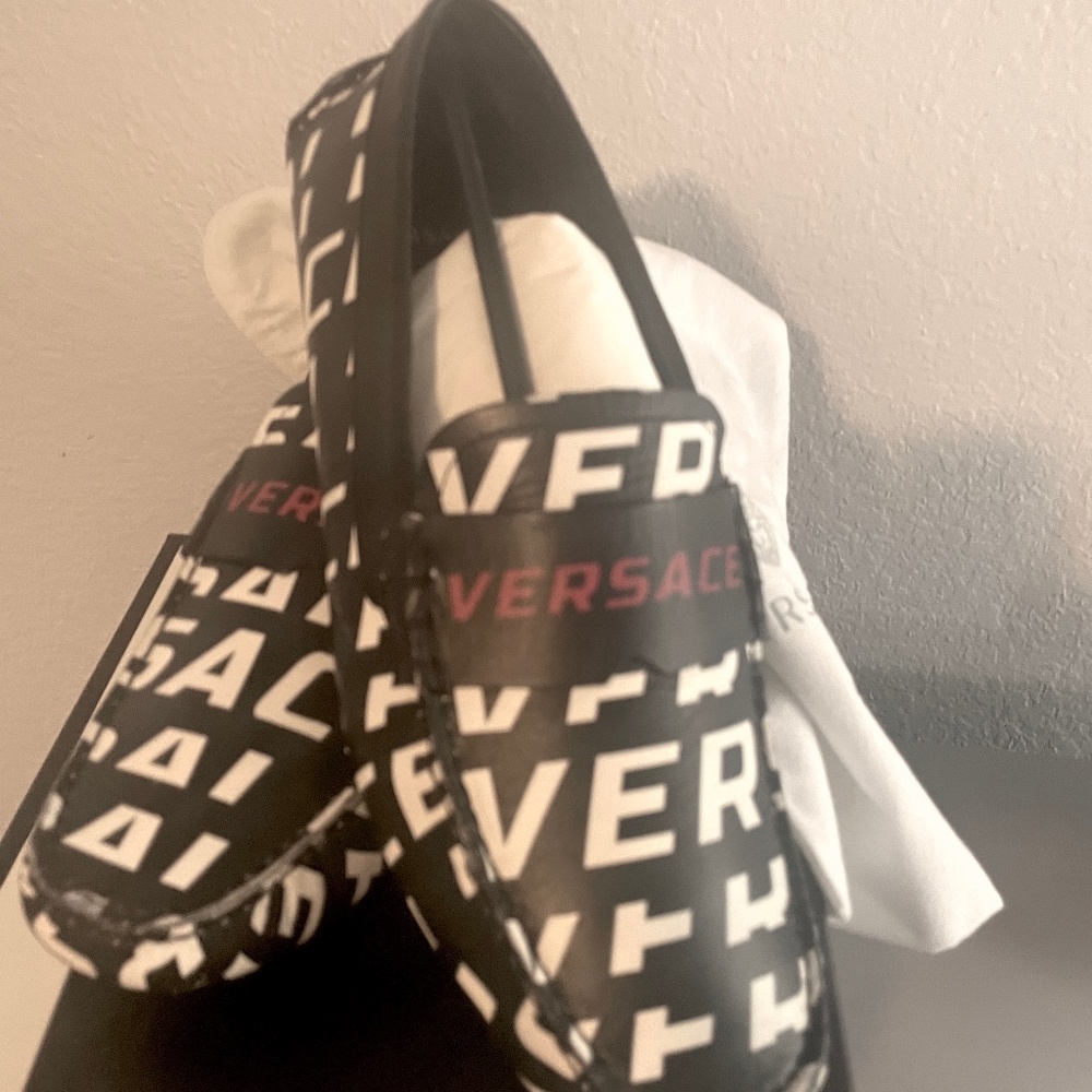 MEN'S VITELLO ST. VERSACE LOGO Speed Driving Loafer WHT/BLK/RED (2018) - Picture 1 of 6